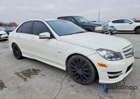 2012 Mercedes-Benz C 250 из США, поврежденный, VIN WDDGF4HB9CA609599